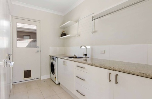 Dudley Park House | Stunning, spacious 4 BR holiday home on the canal with private boat jetty
