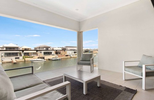 Dudley Park House | Stunning, spacious 4 BR holiday home on the canal with private boat jetty