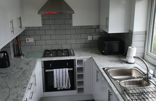 Harlington Apartment | Stunning Spacious Contemporary 2 Bedroom Flat near Heathrow Airport