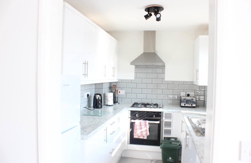 Harlington Apartment | Stunning Spacious Contemporary 2 Bedroom Flat near Heathrow Airport