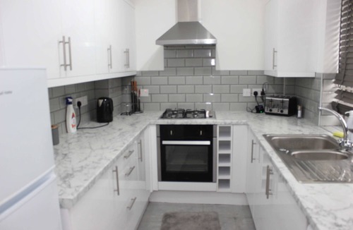 Harlington Apartment | Stunning Spacious Contemporary 2 Bedroom Flat near Heathrow Airport