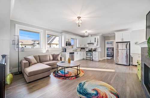 Langley House | Stunning Spacious Coach Home Minutes to Downtown Langley