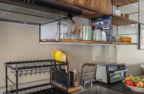 Neuilly-sur-Seine Apartment | Stunning Studio With Private Patio In Charming Gated Street