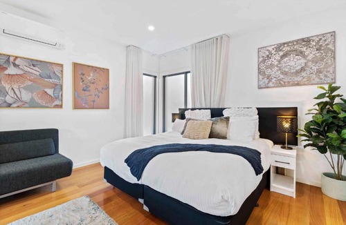 Carnegie Apartment | Stunning Studio Apartment Near Public Transport