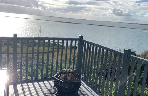 Brightlingsea Apartment | Stunning Studio House with Panoramic Sea View