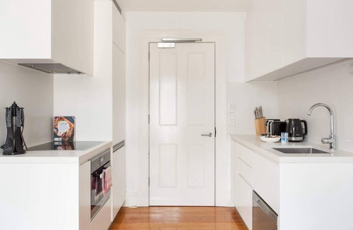 Lewisham Apartment | Stunning Studio with Alfresco Terrace near Trains