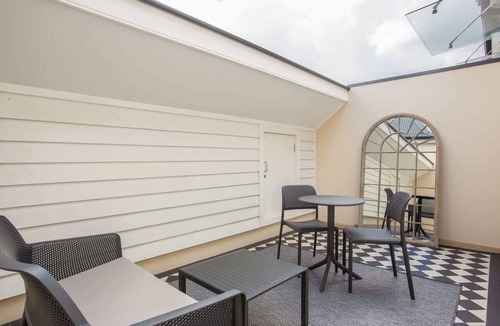 Lewisham Apartment | Stunning Studio with Alfresco Terrace near Trains