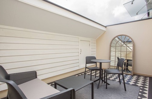 Lewisham Apartment | Stunning Studio with Alfresco Terrace near Trains
