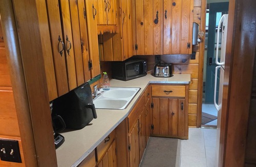 St. Helen Cottage | Stunning Sunsets. Dock. Huge deck/stamped patio w outdoor fire pit. Sandy Shore.