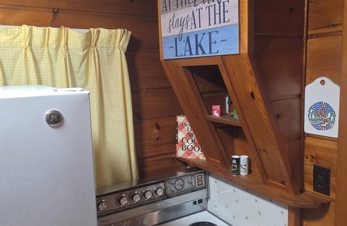 St. Helen Cottage | Stunning Sunsets. Dock. Huge deck/stamped patio w outdoor fire pit. Sandy Shore.