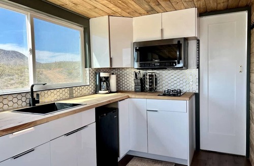 Meadview Cabin | Stunning Tiny House with Picnic Space, Barbecue and Fire Pit in Meadview, Arizona