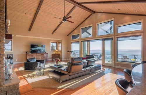 Happy Valley House | Stunning, uninterrupted and panoramic view of downtown Portland Metro area.