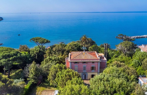 Castiglioncello Villa | Stunning villa for 6 guests with A/C, WIFI, TV, terrace and pets allowed