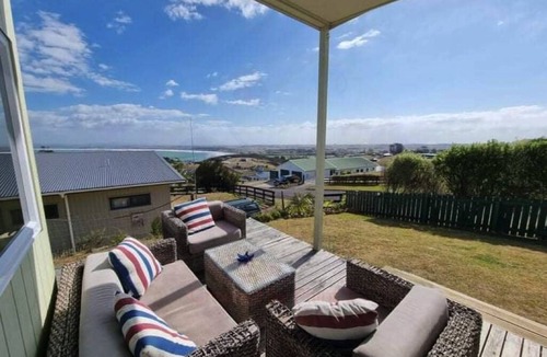 Merita House | Stunning views of the bay - 2 min to the beach!