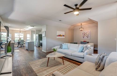 Legend Hills House | Stunning View at the Rim! Gated and CLEAN! 6 Flags, La Cantera, Top Golf <1mi