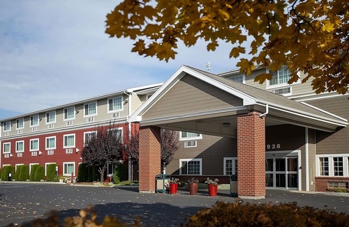 Pullman Hotel | Stunning View of Pullman! Spacious Room w/Free Breakfast, Free Parking, Pool