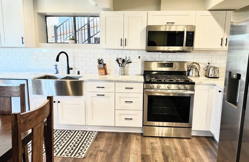 Bryn Mawr-Skyway House | Stunning Views! - 3 Bedroom Hideaway with King Bed - Lower Unit of a Duplex