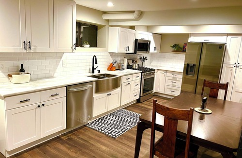 Bryn Mawr-Skyway House | Stunning Views! - 3 Bedroom Hideaway with King Bed - Lower Unit of a Duplex