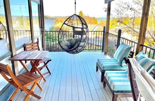 Bryn Mawr-Skyway House | Stunning Views! - 3 Bedroom Hideaway with King Bed - Lower Unit of a Duplex