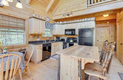 Unaka Cabin | Stunning Views, Deck & Game Room: Warne Mtn Escape