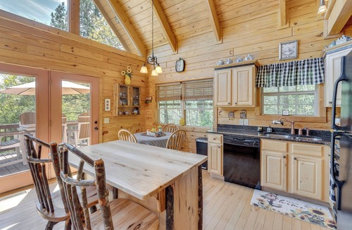 Unaka Cabin | Stunning Views, Deck & Game Room: Warne Mtn Escape