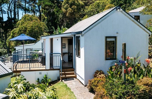 Waiheke Island Villa | STUNNING VIEWS FROM THIS 2 BEDROOM COTTAGE IN PALM BEACH