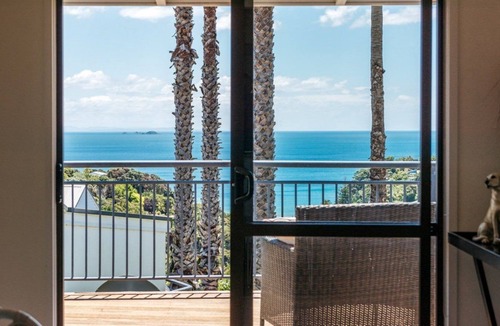 Waiheke Island Villa | STUNNING VIEWS FROM THIS 2 BEDROOM COTTAGE IN PALM BEACH