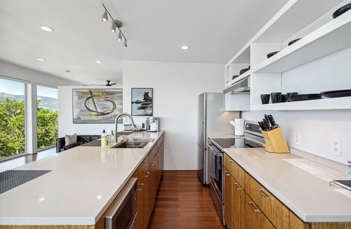White Salmon House | Stunning views from our modern guesthouse of Mt Hood, the Gorge, and Hood River