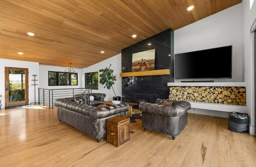 Central Rim Villa | Stunning Views - High End 4BR Home with Hot Tub and Sauna