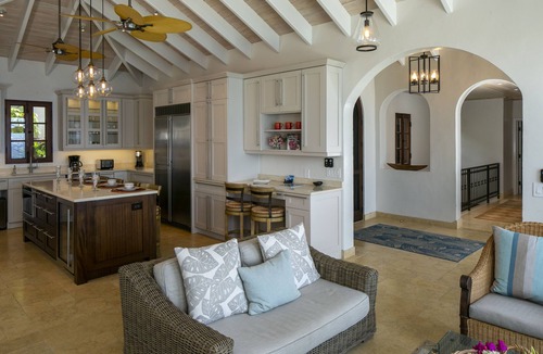 Estate Rendezvous and Ditlef Villa | Stunning views! Infinity pool. 5* South Shore home.
