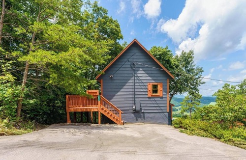 Wears Valley House | Stunning Views, King Bed, outdoor swing bed, Hot Tub, 5 minutes to the GSMNP!