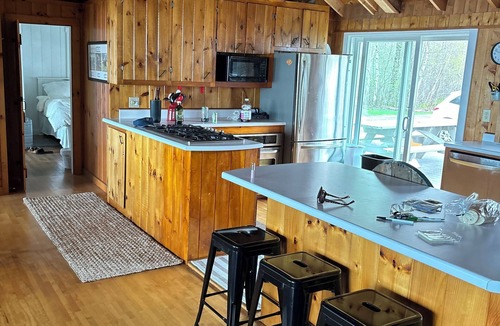 Newport Cottage | STUNNING VIEWS of LAKE MEMPHREMAGOG from cozy yet roomy 3 bed/2bath cottage!