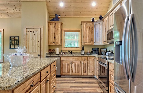 Helen Cabin | Stunning Views, Hot Tub, Pool Table & so much more!