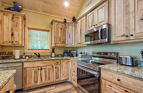 Helen Cabin | Stunning Views, Hot Tub, Pool Table & so much more!