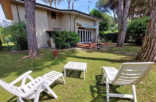 Ronchi House | Stunning villa for 7 people with WIFI, TV and pets allowed, close to Forte Dei Marmi