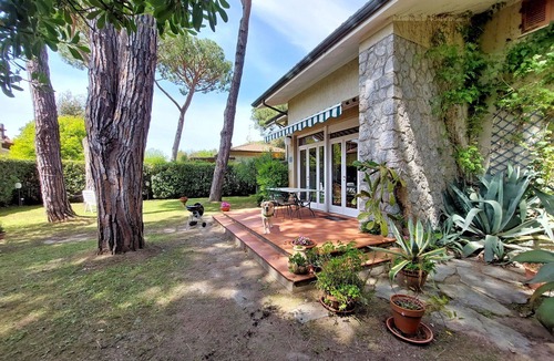 Ronchi House | Stunning villa for 7 people with WIFI, TV and pets allowed, close to Forte Dei Marmi