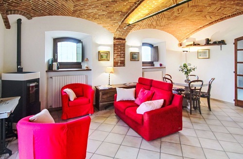 Comignago Villa | Stunning villa for 5 people with WIFI, TV and patio