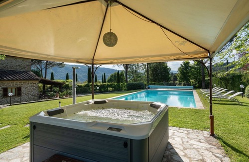 Subbiano Villa | Stunning villa with WIFI, private pool, hot tub, A/C, TV, patio, panoramic view, close to Arezzo