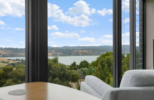 Grindelwald House | Stunning Vineyard & River Views