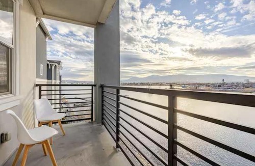 Sparks Apartment | Stunning Water View 1BR · Spring & Rooftop Patio