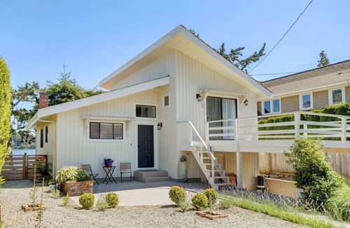 Sidney House | Stunning Waterfront 2-Bedroom Home in Sidney