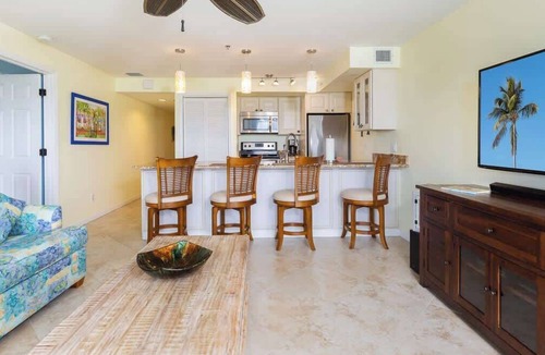 Tavernier Condo | Stunning Waterfront Condo with Double Balconies