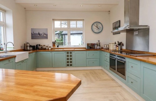 Helford House | Stunning Waterfront Escape 4 Bedrooms, 4 Bathrooms, Piano and Games Room!