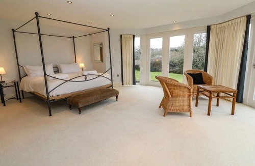Helford House | Stunning Waterfront Escape 4 Bedrooms, 4 Bathrooms, Piano and Games Room!