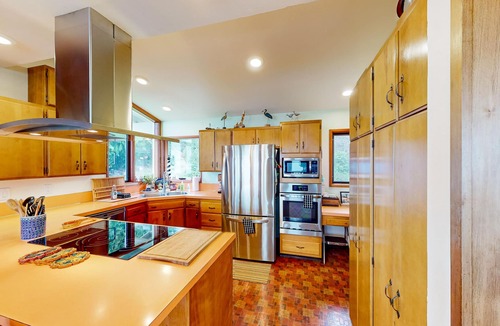 Vashon Island House | Stunning waterfront escape with patio, beach access, & gorgeous bay views