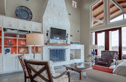 Oakhurst House | Stunning Waterfront Home with Beautiful Views, A Perfect Retreat for Relaxation