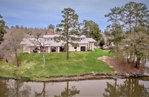 Oakhurst House | Stunning Waterfront Home with Beautiful Views, A Perfect Retreat for Relaxation