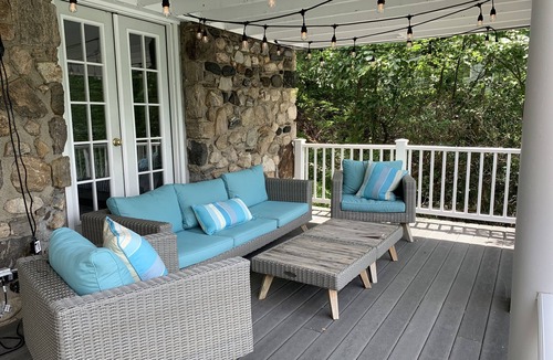 Danbury House | Stunning Waterfront Lake House with Amazing Views