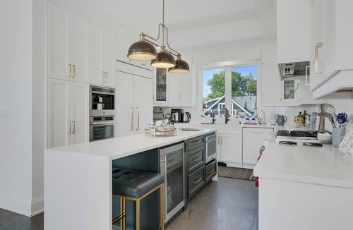 Innisfil House | Stunning Waterfront Luxurious Lakehouse 45 mins from Toronto! Great for families