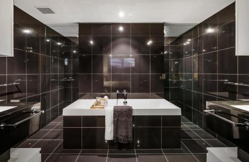 West End Apartment | Stunning Waterfront Penthouse 3 or 4 Bedrooms